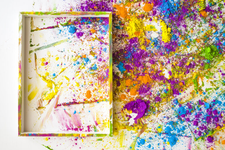 marco de fotos cerca de desenfoques y pilas de diferentes colores secos brillantes
