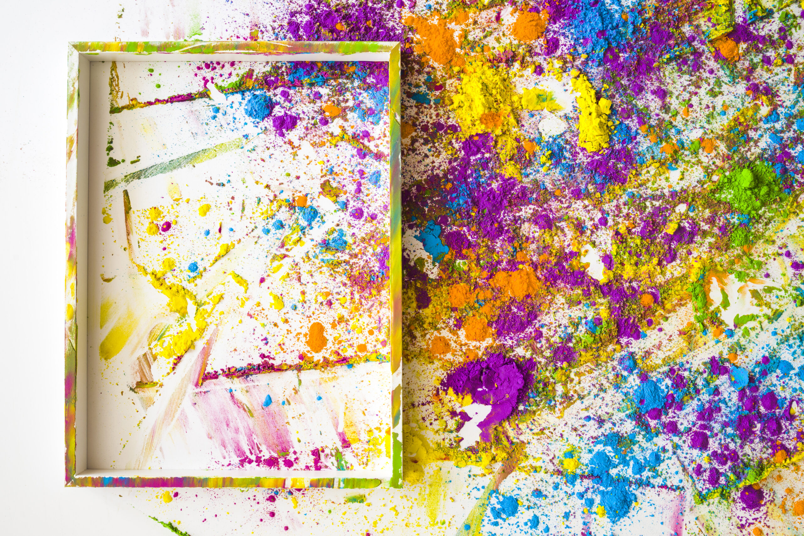 marco de fotos cerca de desenfoques y pilas de diferentes colores secos brillantes