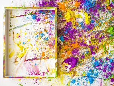 marco de fotos cerca de desenfoques y pilas de diferentes colores secos brillantes