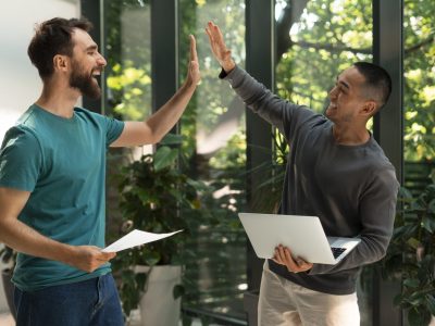 miembros de los sindicatos trabajando juntos