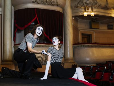 pareja artista de mimo actuando en el escenario en el auditorio